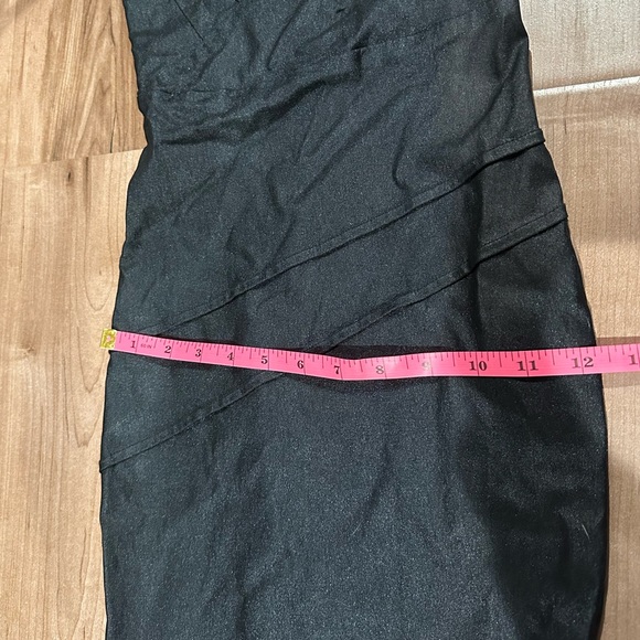 Gorgeous cocktail dress. Perfect for a night out in Vegas. - Picture 5 of 7